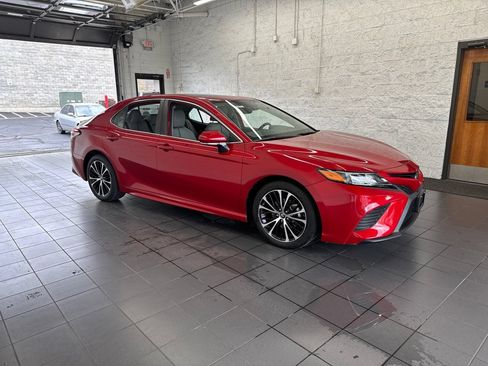 Certified 2019 Toyota Camry SE w/ Convenience Package FWD image 1