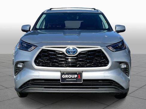 Used 2023 Toyota Highlander XLE image 3