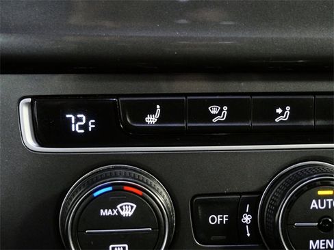 Used 2016 Volkswagen e-Golf SE w/ DC Fast Charging Package image 21