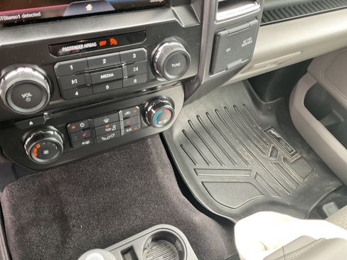 Used 2015 Ford F150 XLT w/ Equipment Group 302A Luxury RWD image 5