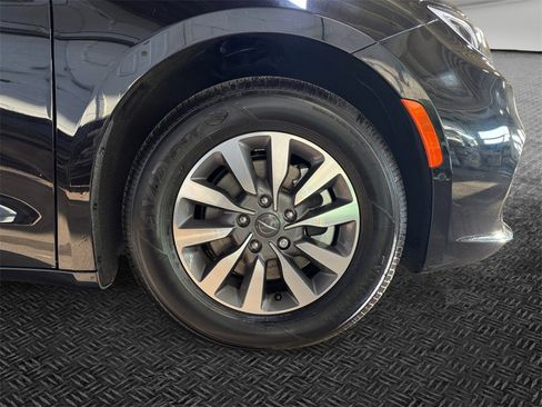 Used 2025 Chrysler Pacifica Select w/ Uconnect Theater Family Group image 11