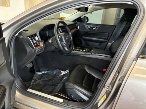 Used 2021 Volvo S60 T8 R-Design Expression image 17