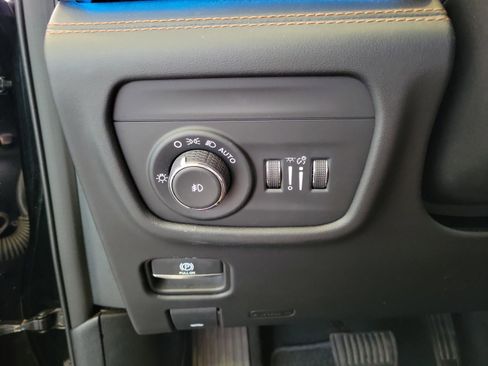 Used 2022 Jeep Grand Cherokee Summit AWD/4WD image 15