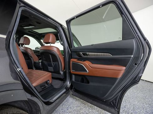 Used 2025 Kia Telluride SX Prestige AWD/4WD image 37