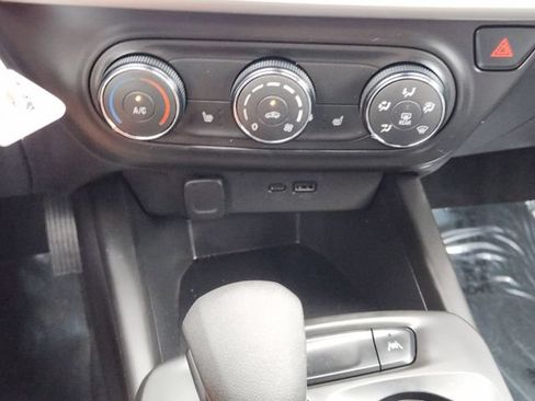 Used 2024 Chevrolet Trax RS FWD image 21