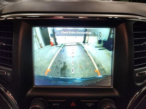 Used 2018 Jeep Grand Cherokee Overland image 16