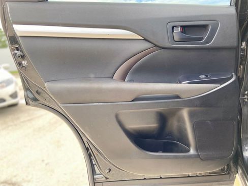 Used 2019 Toyota Highlander LE FWD image 18