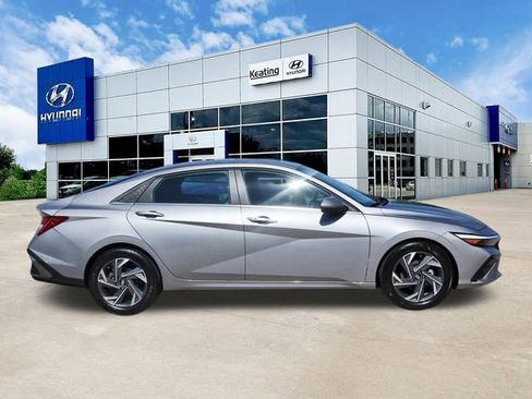 Used 2025 Hyundai Elantra SEL FWD image 4