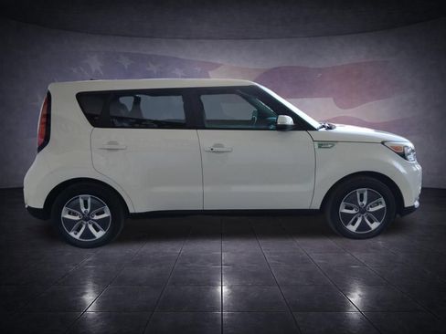 Used 2017 Kia Soul EV + FWD image 6