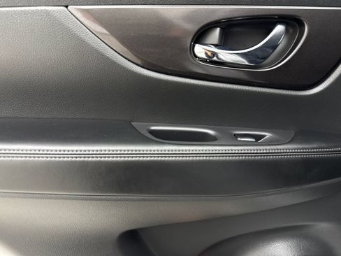 Used 2019 Nissan Rogue S w/ Special Edition Package FWD image 37