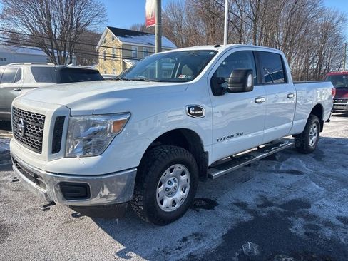 Used 2019 Nissan Titan SV image 3