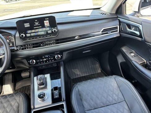 Used 2023 Mitsubishi Outlander SEL FWD image 16