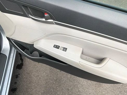 Used 2017 Hyundai Elantra Limited FWD image 9