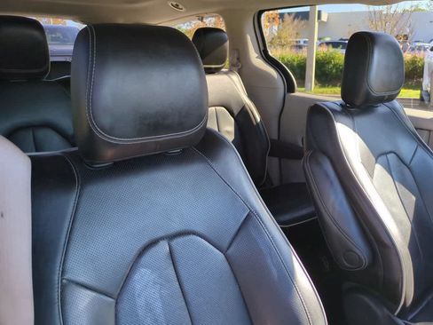 Used 2022 Chrysler Pacifica Limited FWD image 7