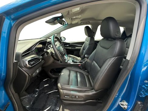 Used 2023 Chevrolet Bolt LT w/ Infotainment Package FWD image 9