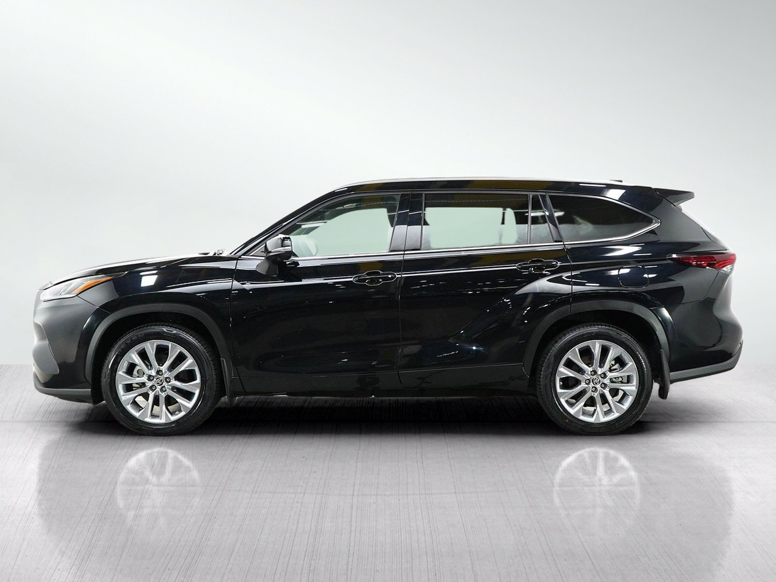 Used 2024 Toyota Highlander Limited AWD/4WD image 2