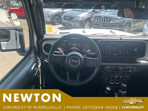 Used 2025 Jeep Gladiator Sport AWD/4WD image 18