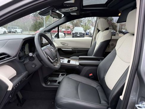Used 2026 Toyota Sienna Platinum image 14