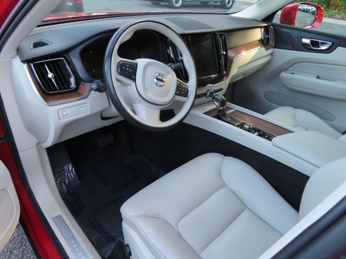 Used 2019 Volvo XC60 T6 Momentum w/ Multimedia Package AWD/4WD image 6