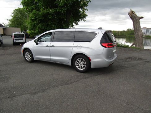 Used 2024 Chrysler Pacifica Touring-L FWD image 37