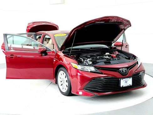 Certified 2018 Toyota Camry LE FWD image 9
