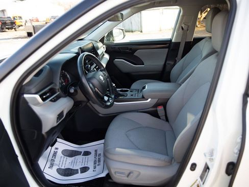 Used 2020 Toyota Highlander LE image 21