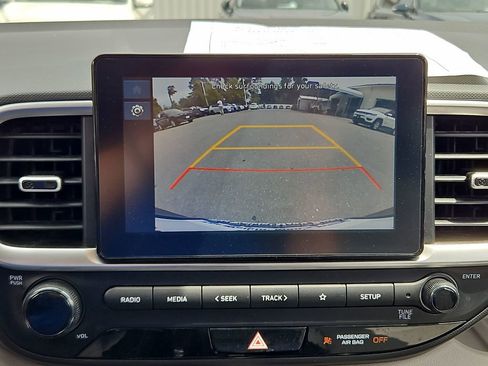 Used 2025 Hyundai Venue SEL FWD image 17