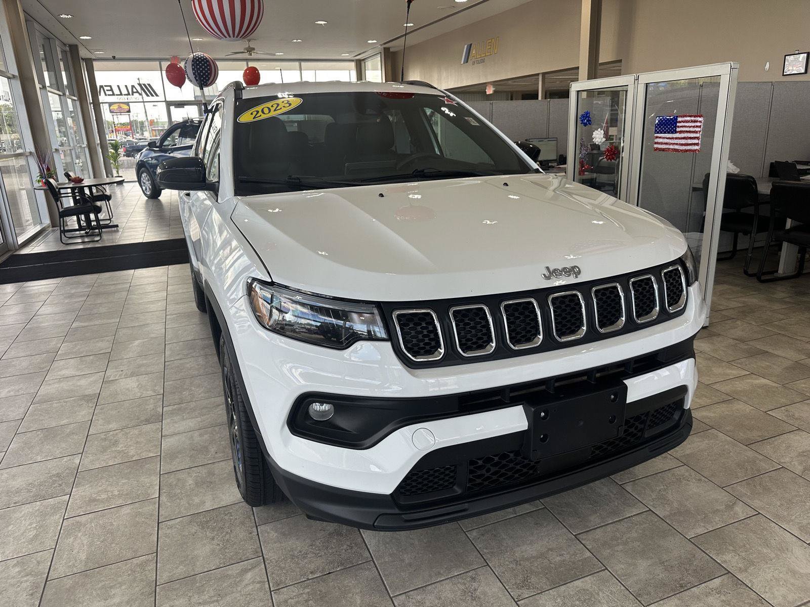 Used 2023 Jeep Compass Latitude AWD/4WD image 3
