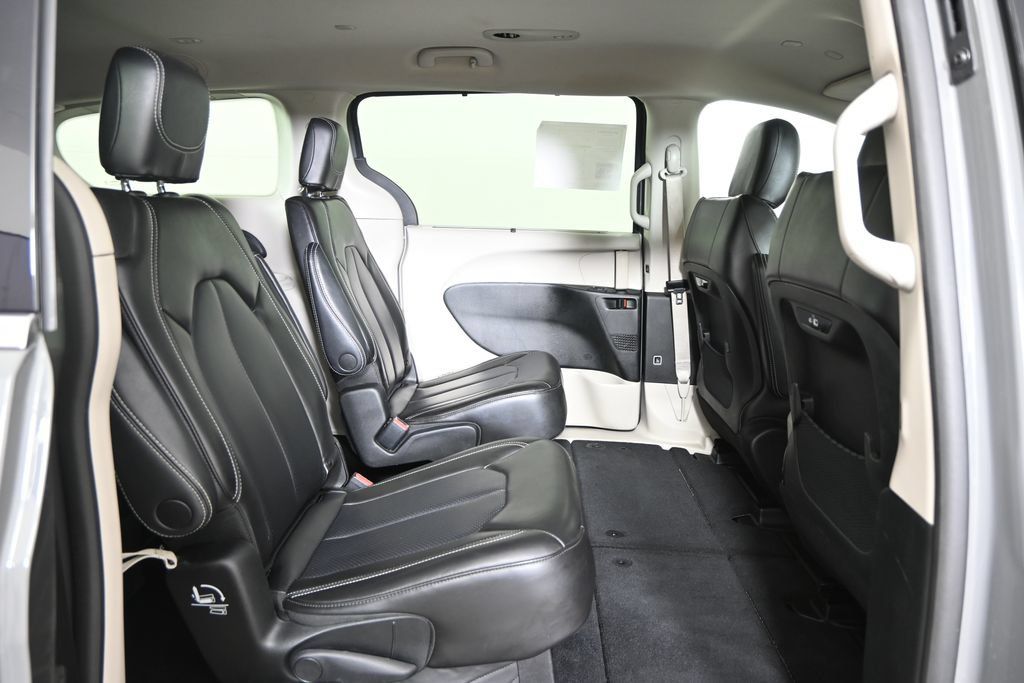 Used 2023 Chrysler Pacifica Touring-L FWD image 10