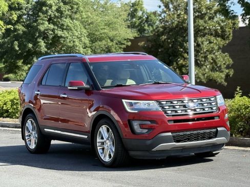 Used 2017 Ford Explorer Limited w/ Equipment Group 301A FWD image 2