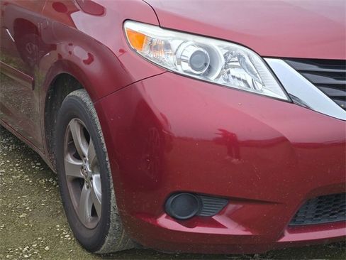 Used 2011 Toyota Sienna LE image 4