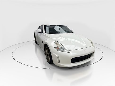 Used 2016 Nissan 370Z w/ Sport Package image 2