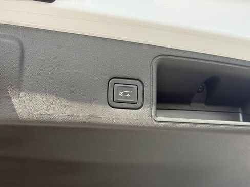 Used 2023 GMC Terrain SLT w/ Infotainment Package II FWD image 12