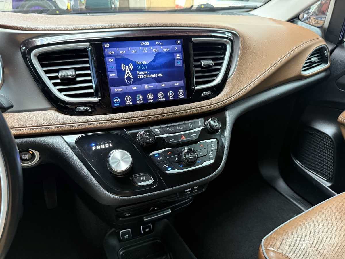 Used 2018 Chrysler Pacifica Limited w/ Tire & Wheel Group FWD image 18
