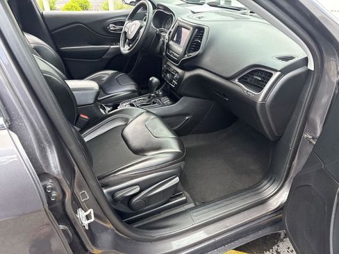Used 2020 Jeep Cherokee Latitude Plus w/ Trailer Tow Group AWD/4WD image 13
