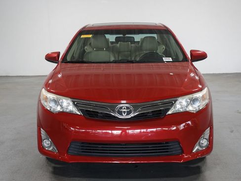 Used 2014 Toyota Camry XLE w/ Leather Package FWD image 2