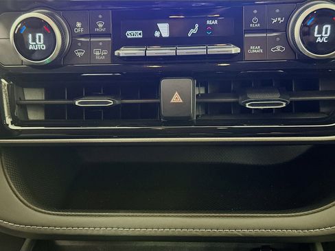 Used 2024 Toyota Highlander LE image 23