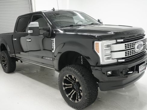 Used 2019 Ford F250 Platinum w/ Platinum Ultimate Package AWD/4WD image 3