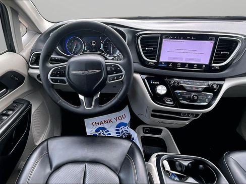 Used 2024 Chrysler Pacifica Touring-L FWD image 5