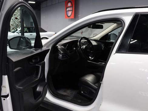 Used 2017 Jaguar F-PACE Premium image 9