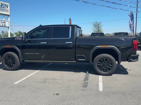 Used 2023 GMC Sierra 2500 Denali w/ Denali Black Diamond Edition AWD/4WD image 4