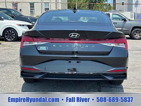 Used 2022 Hyundai Elantra SEL w/ Convenience + Premium Package FWD image 4