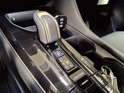 New 2025 Toyota Crown Signia image 10