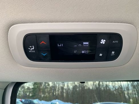 Used 2024 Chrysler Pacifica Touring-L image 17