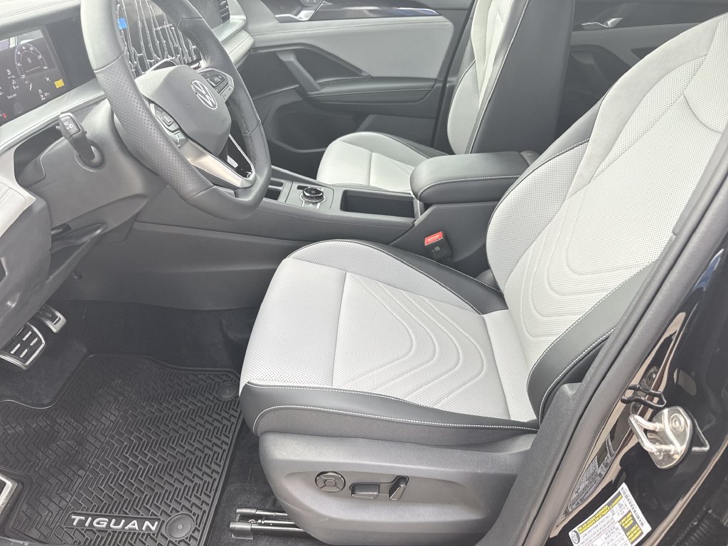 New 2026 Volkswagen Tiguan SE R-Line FWD image 12
