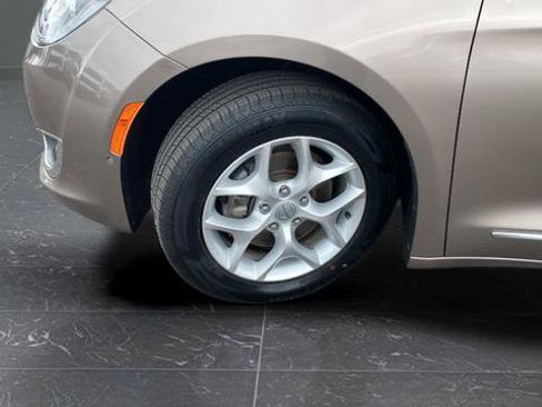 Used 2017 Chrysler Pacifica Touring-L Plus w/ Advanced Safetytec Group FWD image 40