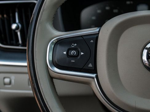 Used 2018 Volvo XC60 T5 Momentum w/ Convenience Package AWD/4WD image 13