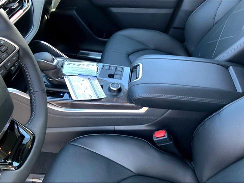 Used 2025 Toyota Highlander Platinum image 13