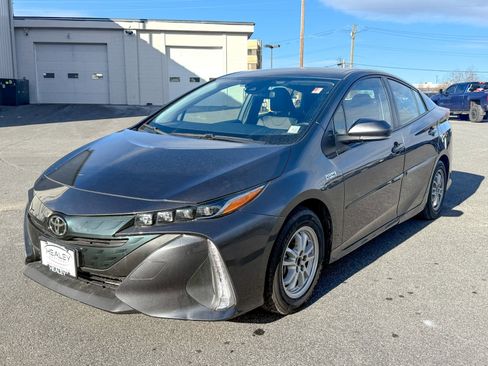 Used 2021 Toyota Prius Prime XLE image 3