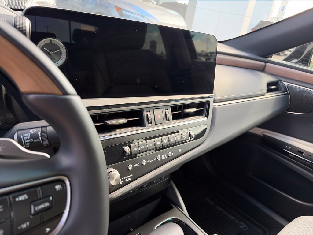 Used 2025 Lexus ES 300h w/ Accessory Package (Z2) FWD image 12